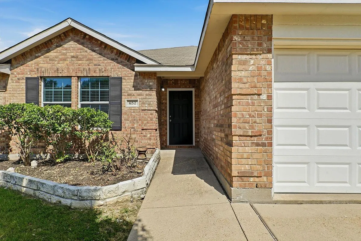 3 bed, 2.0 bath, 1740 sqft, $1,900 — Photo 1