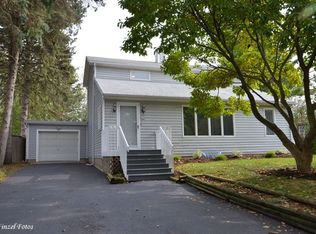 4 Indian Trl, Lake In The Hills, IL 60156