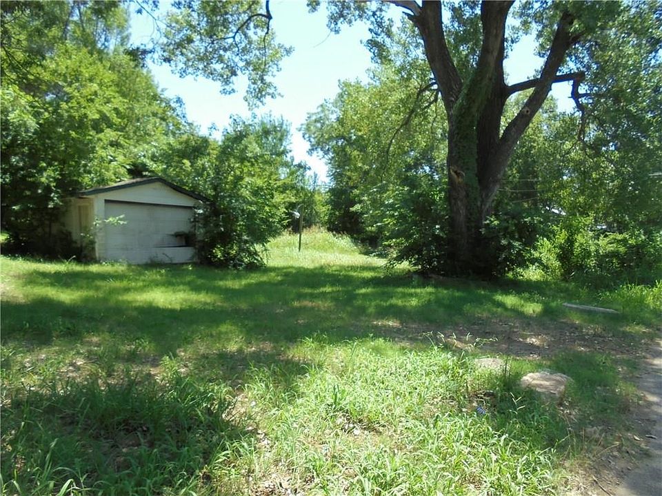 2nd image of 929 N Draper Ave