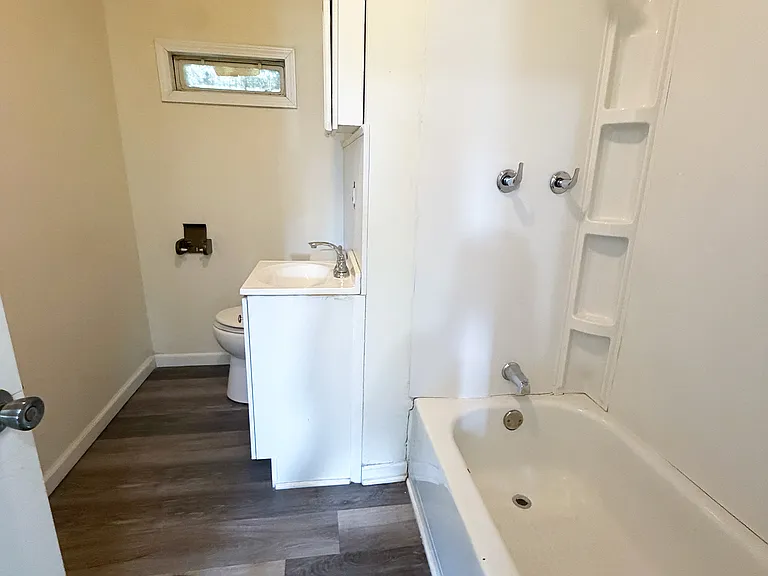 327 Hanley St — Photo 4