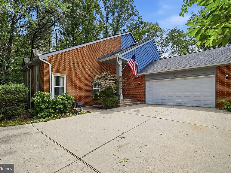 5610 Cavalier Woods Ln — Photo 2