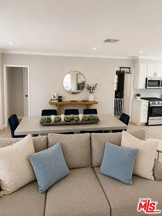 3 bed, 2.0 bath, 1803 sqft, $6,000 — Photo 3