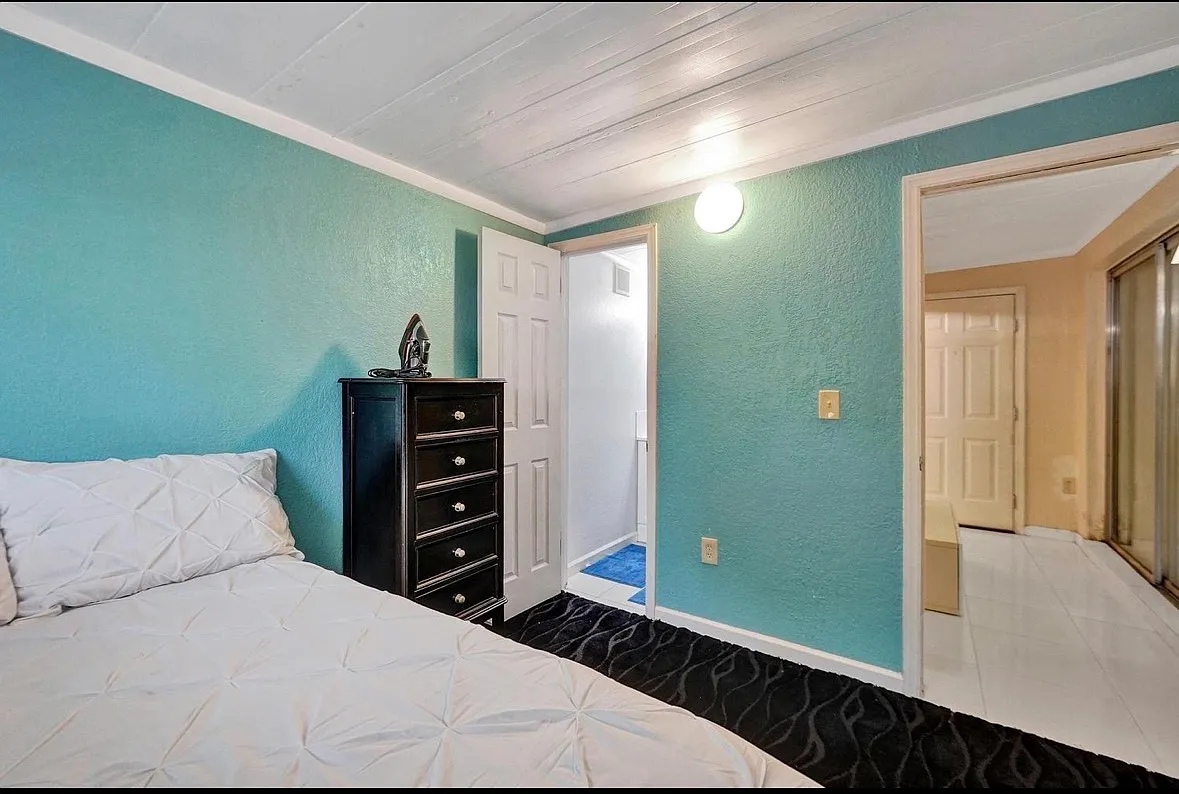 Studio, 1396 sqft, $1,200 — Photo 2