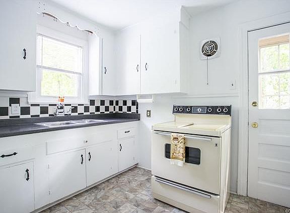 2nd image of 3004 Briar Ln
