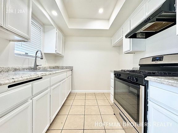 4th image of 5913 Woodman Ave #103A