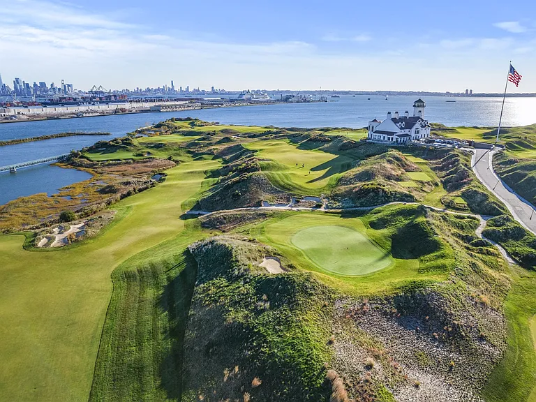 a view of the 18th hole at governors island with the city of ny in the background at Harbor Pointe, Bayonne, New Jersey