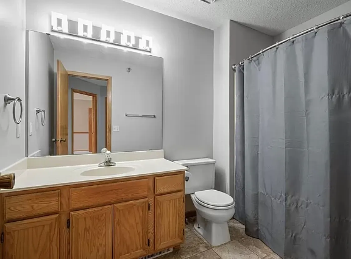 2 bed, 1.5 bath, 1300 sqft, $2,099 — Photo 3