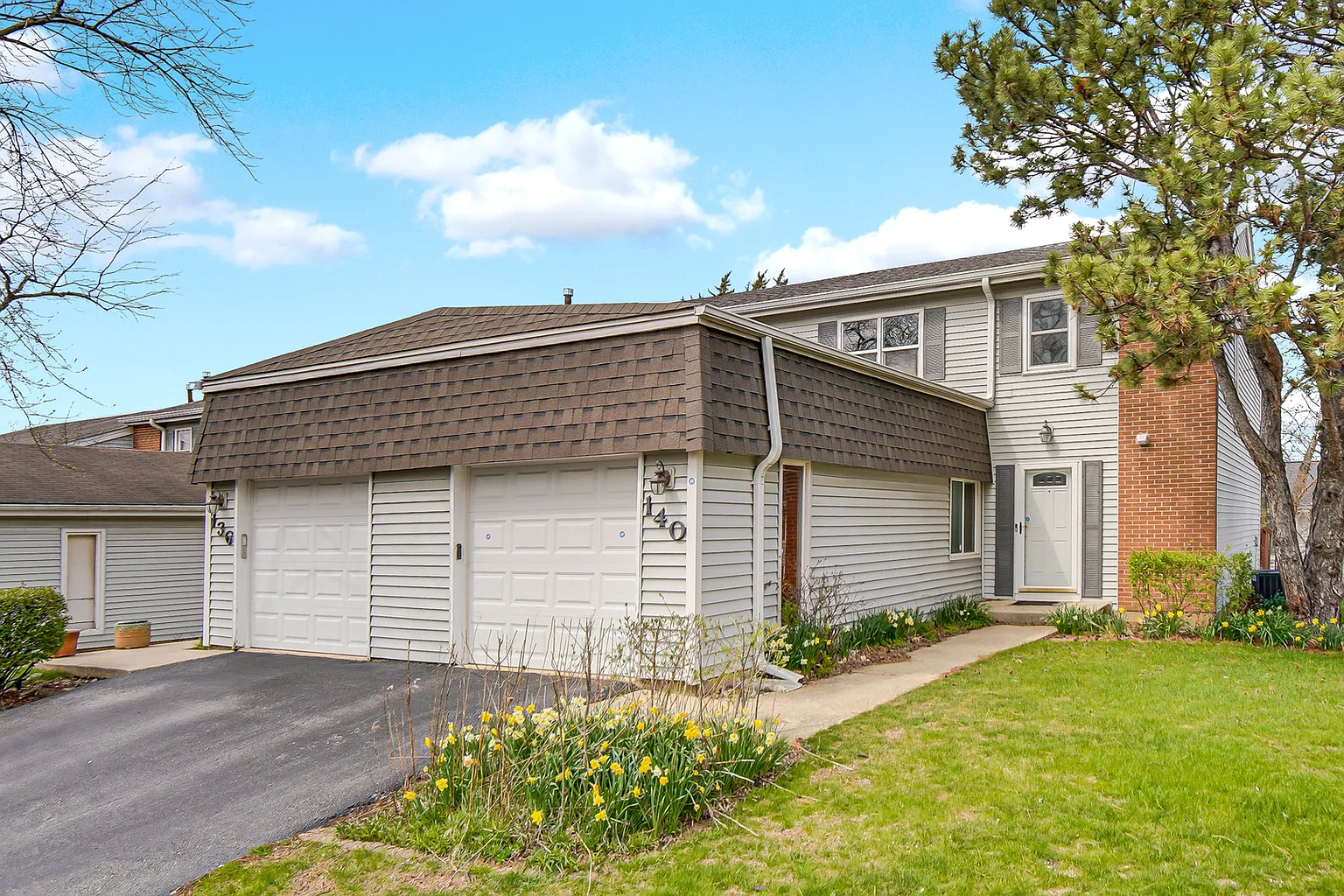 140 Leslie Ln photo 1