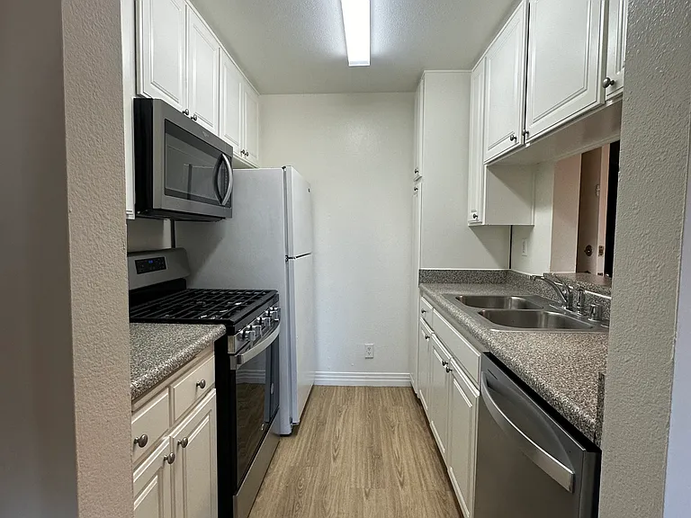 Hyde Park Apts — Photo 16