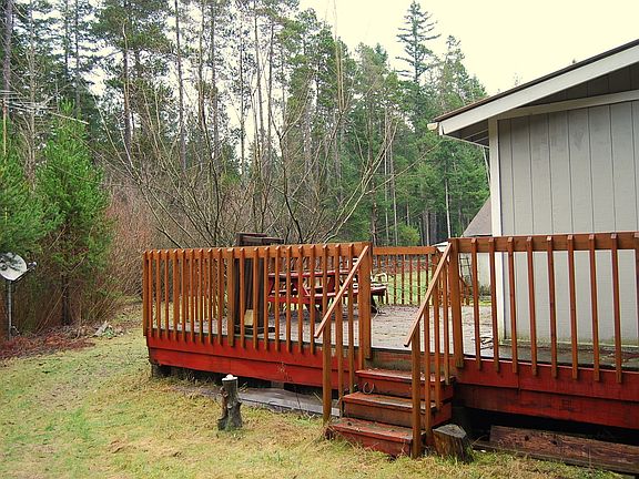 Deck wraps back of cabin.