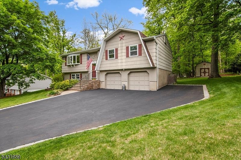 1st image of 10 Hemlock Pl