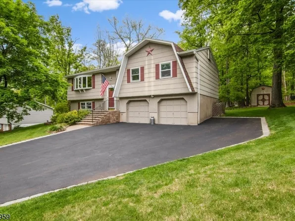 10 Hemlock Pl, Ringwood Boro, NJ 07456