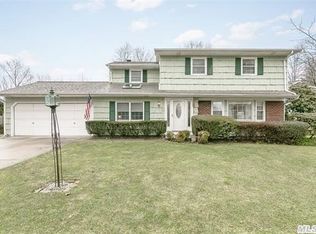 10 Pine Hollow Ln, Greenlawn, NY 11740