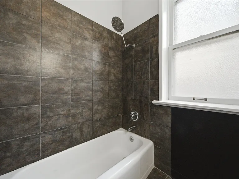 1915 W Lunt Ave #2 — Photo 16