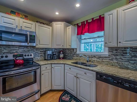 4th image of 45942 Harbor Ln