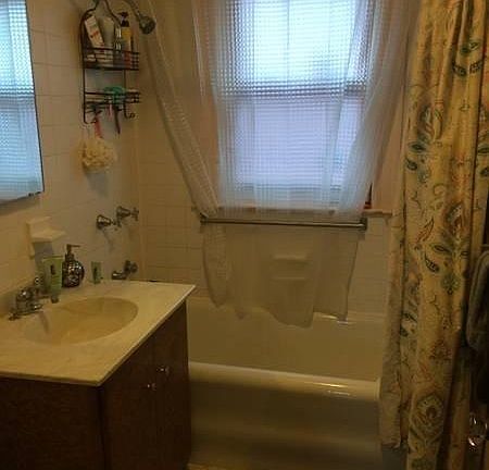 4th image of 373 Newport Ave