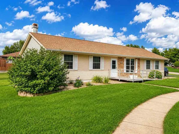 6664 Sand Ct SW, Cedar Rapids, IA 52404