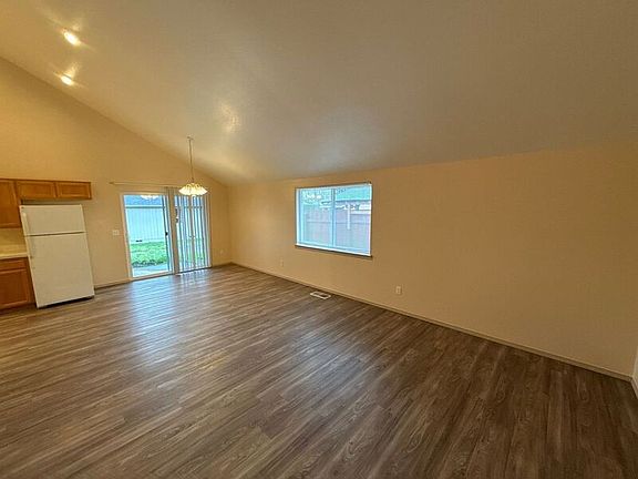 4th image of 1685 Lucinda Ave NE