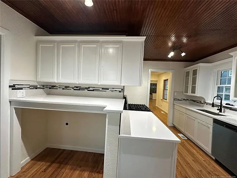1235 S Gary Pl — Photo 9