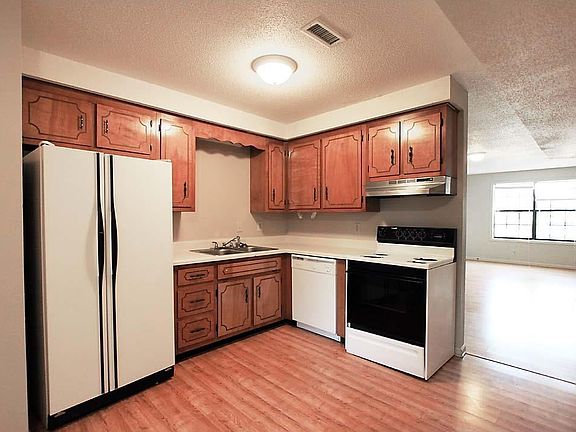 3rd image of 1618 Baltimore Dr APT A