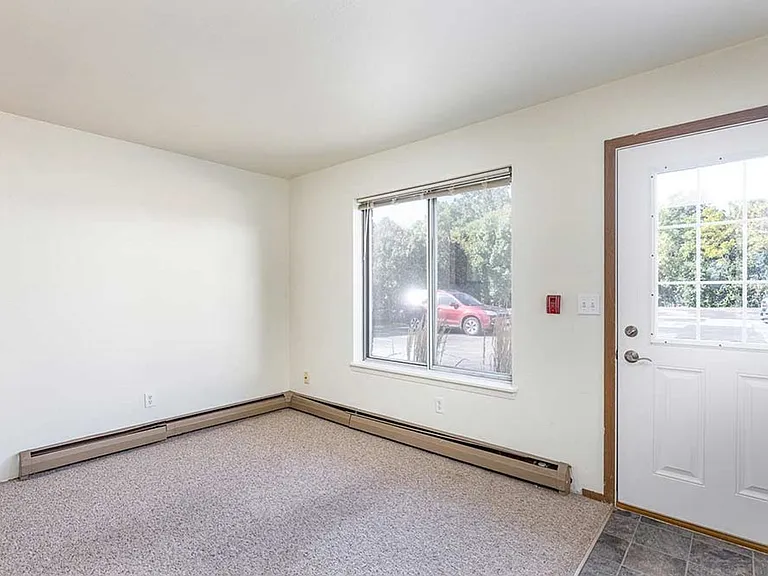 Campus Apartments - Adjacent to UWO — Photo 15