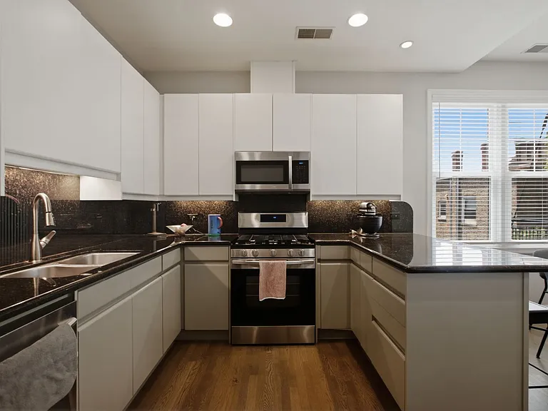 623 W Barry Ave #1 — Photo 7