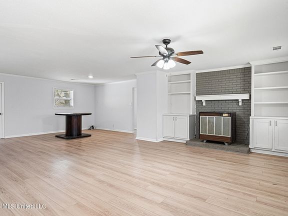 5th image of 718 Flag Lake Rd