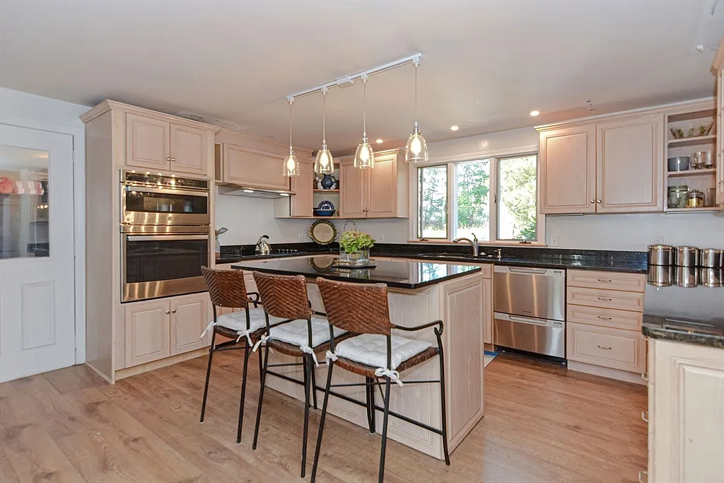 5 bed, 3.0 bath, 2138 sqft, $3,700 — Photo 3