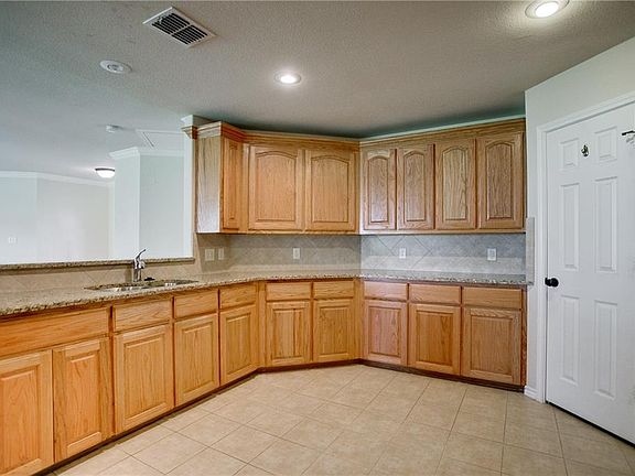 4th image of 19285 Horseshoe Dr