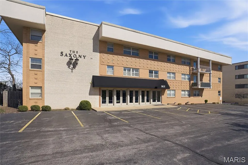 8631 Old Bonhomme Rd APT 1E photo 1