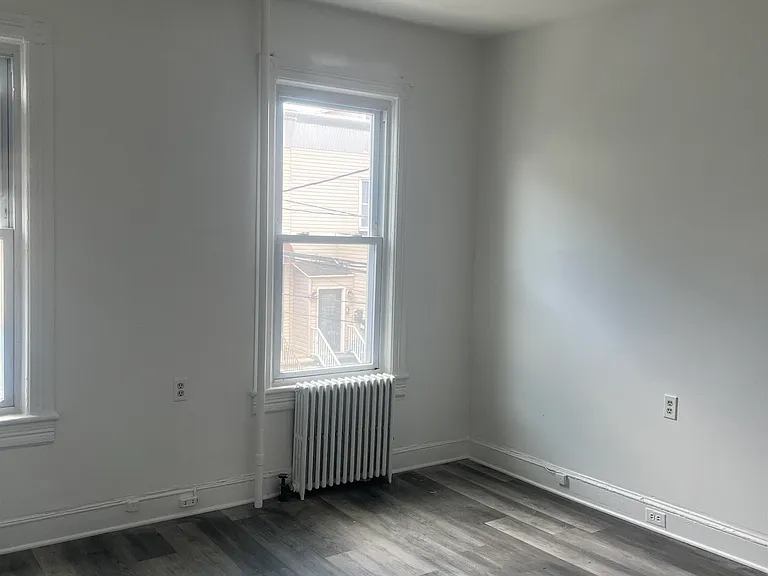 630 37th St #2 — Photo 18