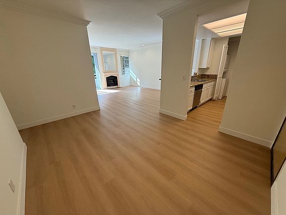 5th image of 15507 Moorpark St APT 205