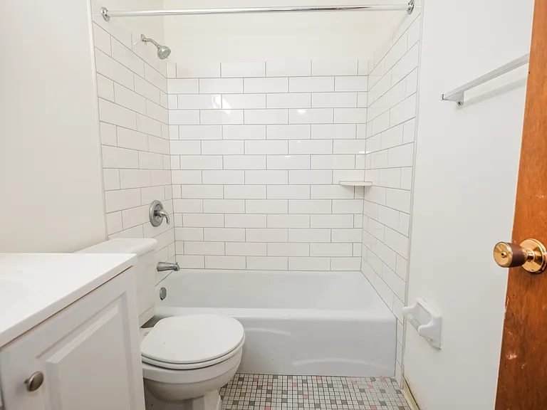 Colonial Apartments — Photo 7