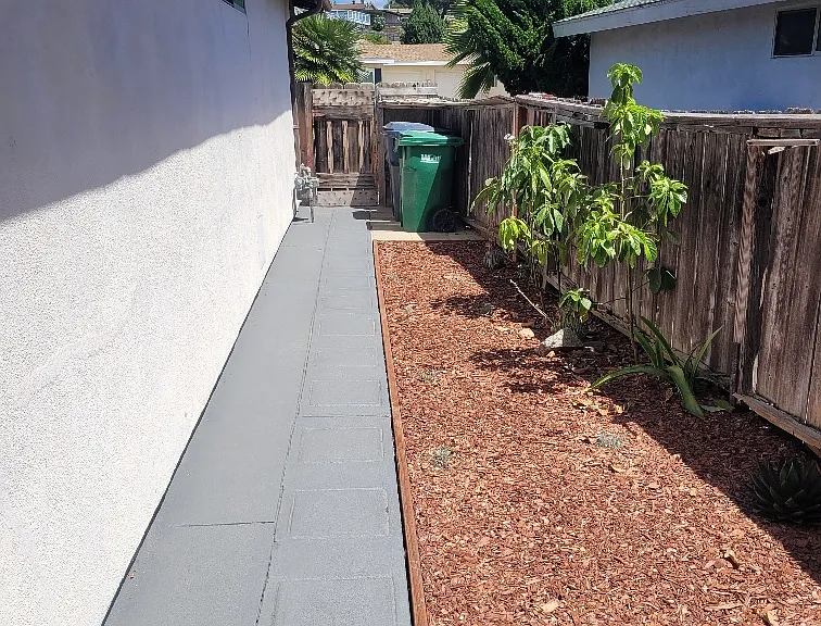Nicely upgraded side yard