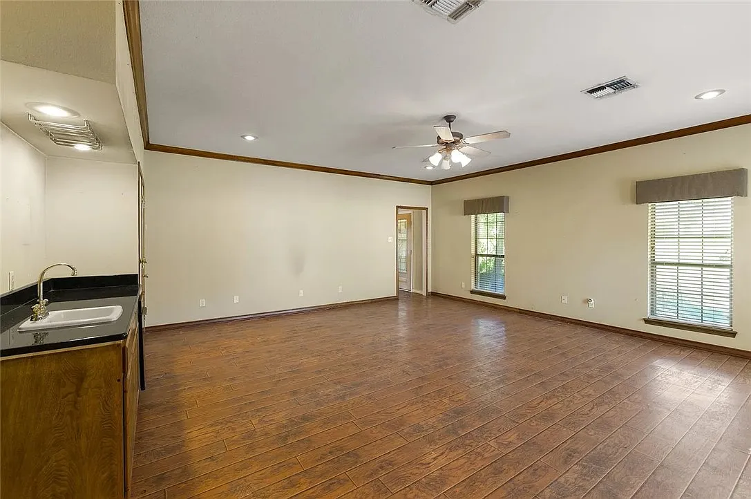 4 bed, 2.5 bath, 3101 sqft, $3,100 — Photo 4