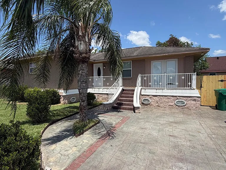 2039 Sauvage Ave — Photo 1