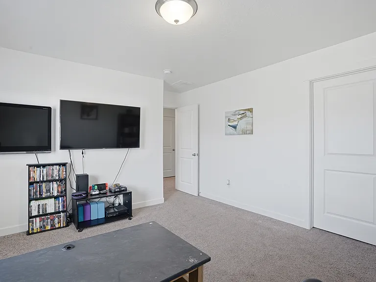 347 N Angus Dr — Photo 19