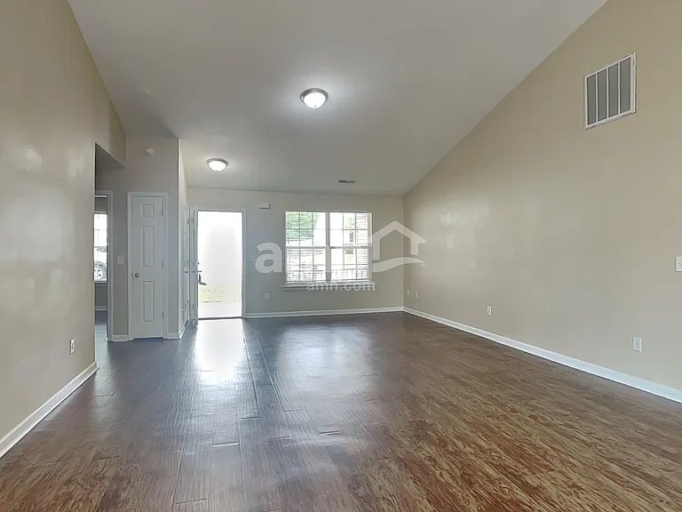 414 Woodford Way — Photo 5
