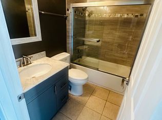 725 W Huntington Commons Rd, Mount Prospect, IL 60056