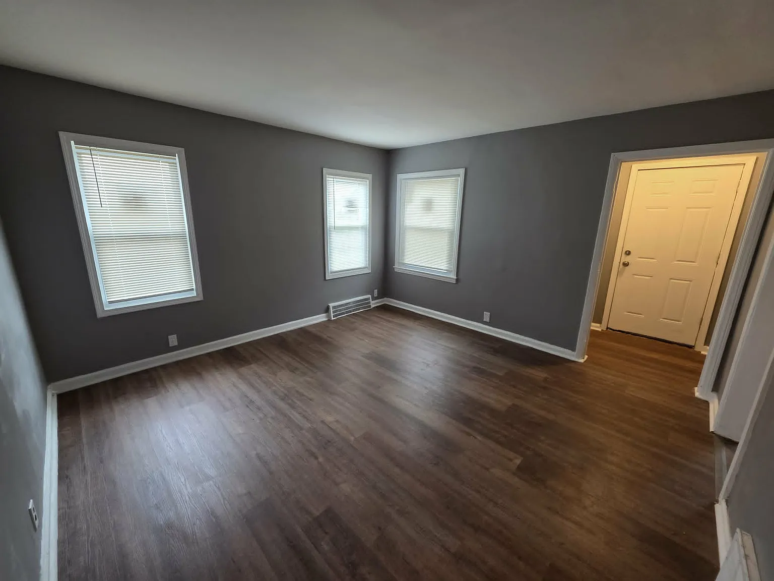 3 bed, 990 sqft, $1,300 — Photo 4