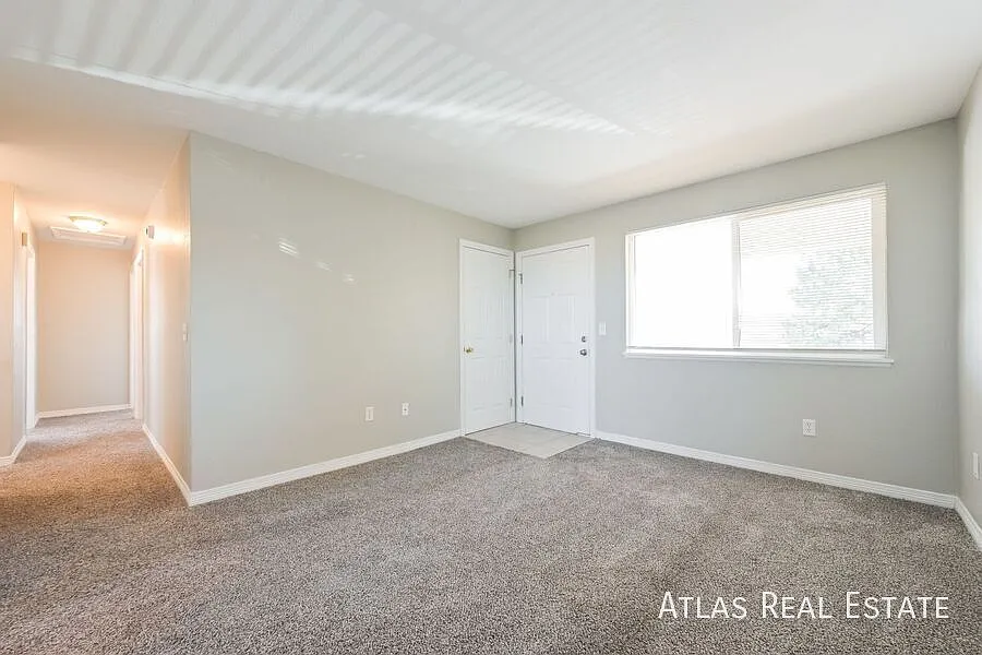Save $1495! Clean and spacious 3 bed, 1 bath.960 Bishop Court Unit A Prime Location Living. Laund... — Photo 3