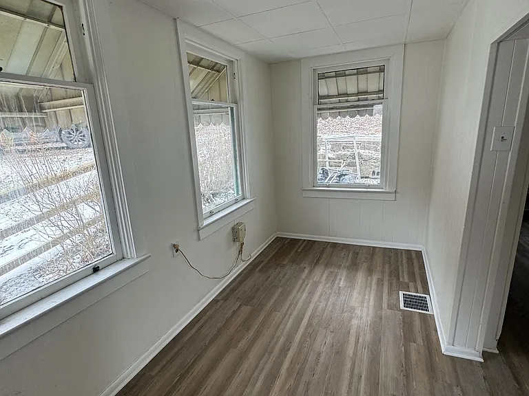 595 Castle Ave W — Photo 3