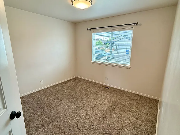 1009 S Date St — Photo 11