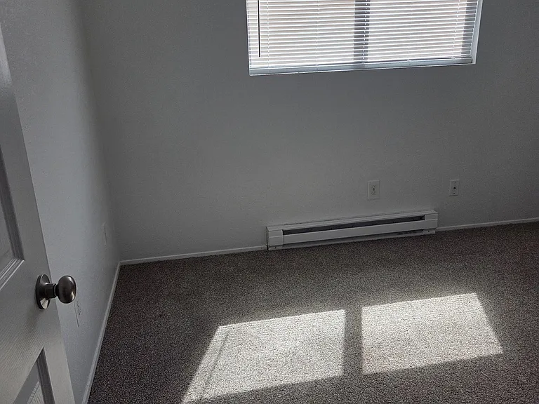 211 SE Uglow St #15 — Photo 15
