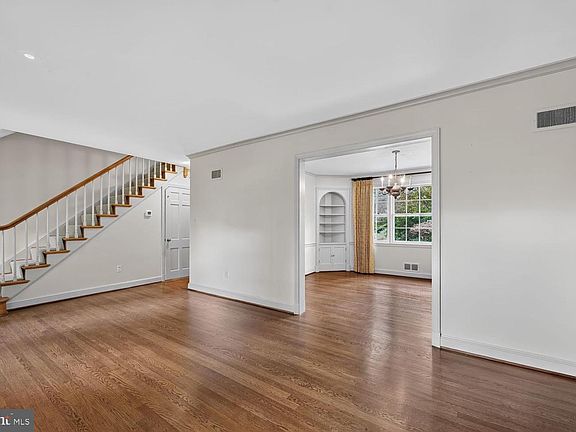 3rd image of 4747 Upton St NW