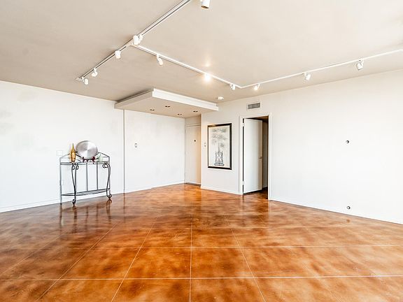 5th image of 700 E 9th St APT 12A