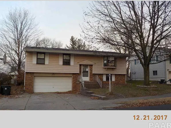 1717 Holiday Dr, Pekin, IL 61554