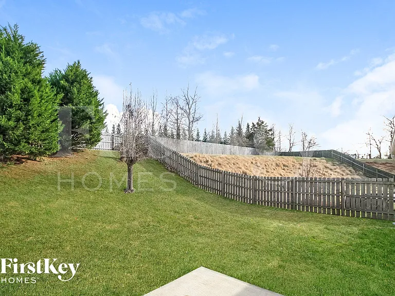 530 Martha Ct — Photo 15