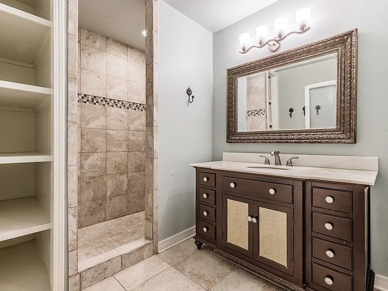 1906 Dorchester Dr — Photo 13