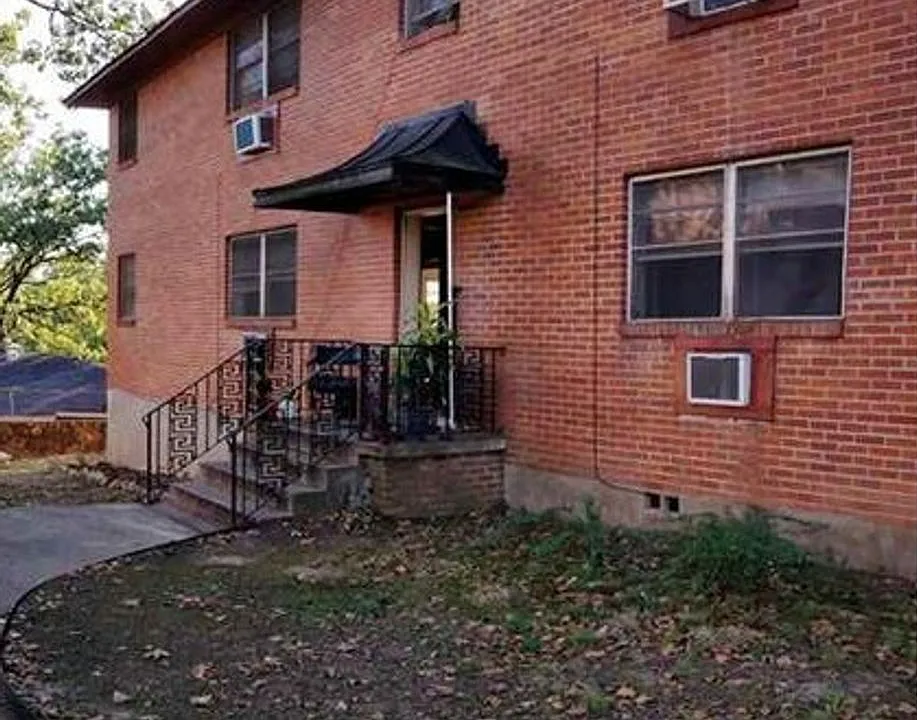 105 W 42nd Pl